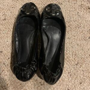 Tory Burch black patten leather style size 6 flats.  Good condition.